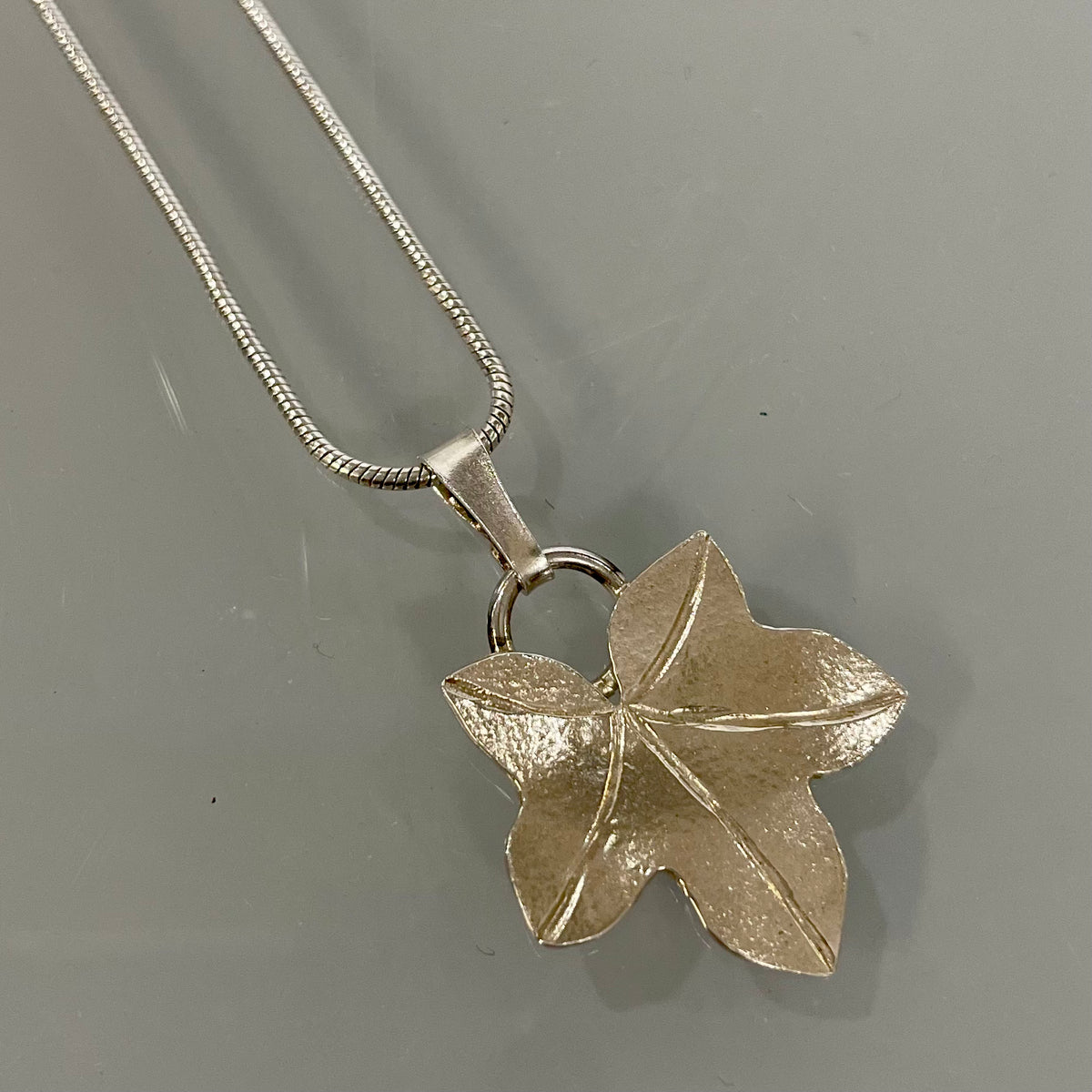 Silver ivy 2025 leaf necklace