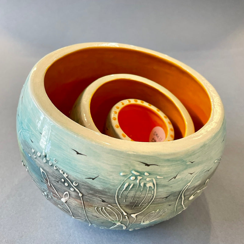 Large slip trail nest bowl by Sarah Moss